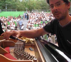 Accordeur préparant un piano de concert en plein air